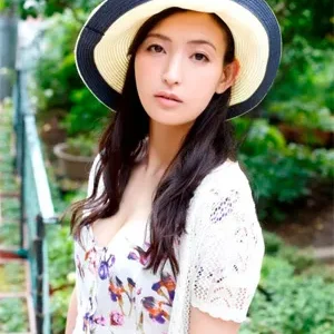 Toko Yoshinaga ผู้หญิงที่มีพลังเงียบสะกดสายตา และเสน่ห์ที่ยิ่งดูยิ่งลึกขึ้นเรื่อยๆ